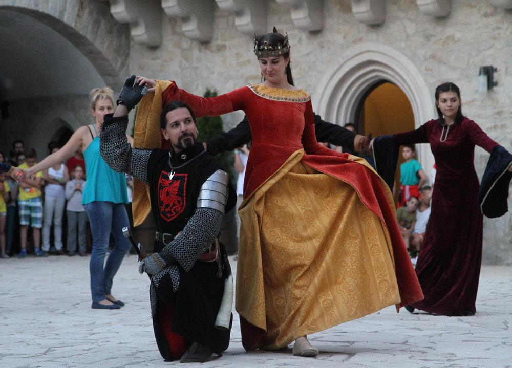 A Diósgyőri Aranysarkantyús Lovagrend hagyományőrző bemutatója