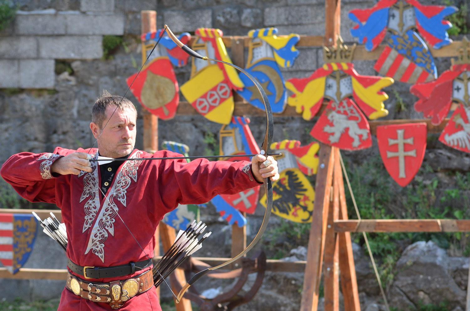 Kassai Lajos világrekorder lovasíjász a Diósgyőri várban