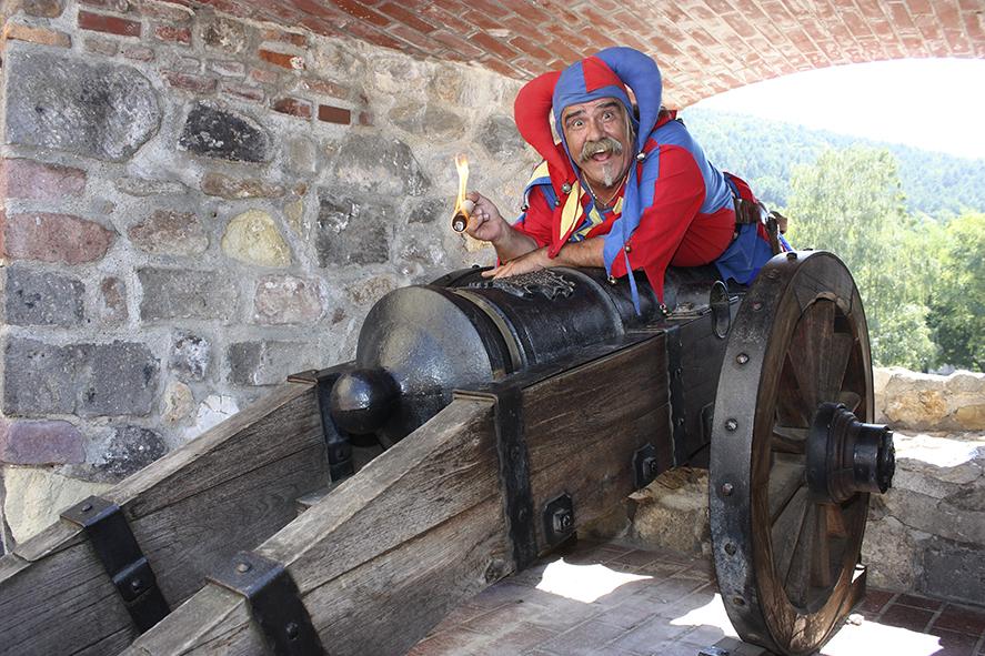 Mikó, az udvari bolond és a fegyverek