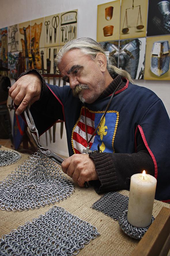 László lovag láncinget készít a Fémműves műhelyben