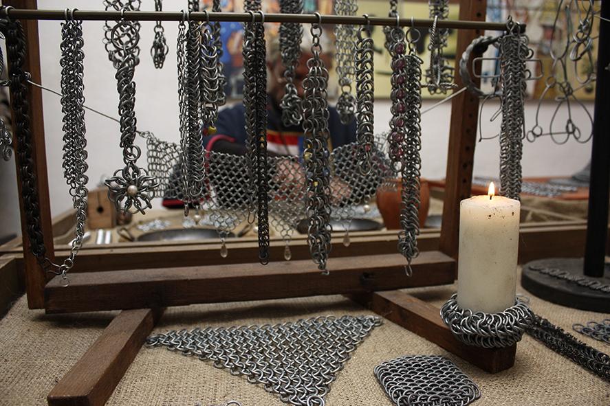 László lovag láncinget készít a Fémműves műhelyben